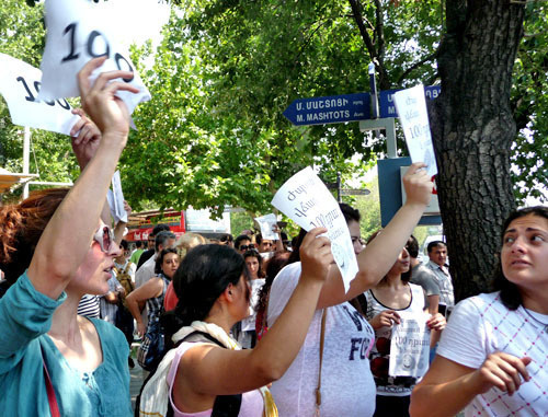 Participants of the rally against the raise of tariffs for public transport. Yerevan, July 24, 2013. Photo by Armine Martirosyan for the “Caucasian Knot”. Participants of the rally against the raise of tariffs for public transport. Yerevan, July 24, 2013. Photo by Armine Martirosyan for the “Caucasian Knot”.