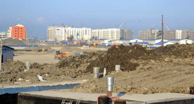 Construction of Olympic facilities, behind is an apartment complex “Sochnoe”. Sochi, July 2013. Photo by Svetlana Kravchenko for the “Caucasian Knot”. Construction of Olympic facilities, behind is an apartment complex “Sochnoe”. Sochi, July 2013. Photo by Svetlana Kravchenko for the “Caucasian Knot”.