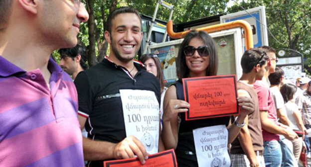 Rally with demand to bring back previous transport fares, Yerevan, July 24, 2013. Photo by Armine Martirosyan for the “Caucasian Knot”. Rally with demand to bring back previous transport fares, Yerevan, July 24, 2013. Photo by Armine Martirosyan for the “Caucasian Knot”.