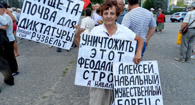 Participant of a rally demanding the dismissal of the government. Volgograd, July 27, 2013. Photo by Tatiana Filimonova for the “Caucasian Knot”. Participant of a rally demanding the dismissal of the government. Volgograd, July 27, 2013. Photo by Tatiana Filimonova for the “Caucasian Knot”.