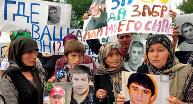 Rally against tyranny of secret services. Makhachkala, July 28, 2013. Photo by Makhach Akhmedov for the "Caucasian Knot" Rally against tyranny of secret services. Makhachkala, July 28, 2013. Photo by Makhach Akhmedov for the "Caucasian Knot"