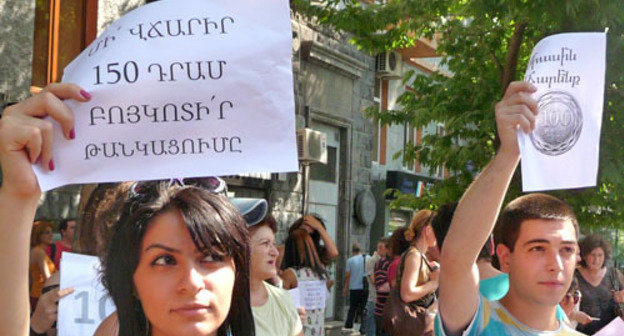 Participants of the picket against increase of transport tariffs. Inscriptions on the leaflets: "Join us, drivers. Don't give in and don't fear. We won't pay 150 drams". Yerevan, July 24, 2013. Photo by Armine Martirosyan for the Caucasian Knot" Participants of the picket against increase of transport tariffs. Inscriptions on the leaflets: "Join us, drivers. Don't give in and don't fear. We won't pay 150 drams". Yerevan, July 24, 2013. Photo by Armine Martirosyan for the Caucasian Knot"