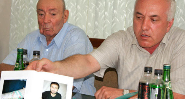 Akif Beybutov shows the photo of his client at press conference. Makhachkala, July 31, 2013. Photo by Natalya Kraynova for the "Caucasian Knot" Akif Beybutov shows the photo of his client at press conference. Makhachkala, July 31, 2013. Photo by Natalya Kraynova for the "Caucasian Knot"