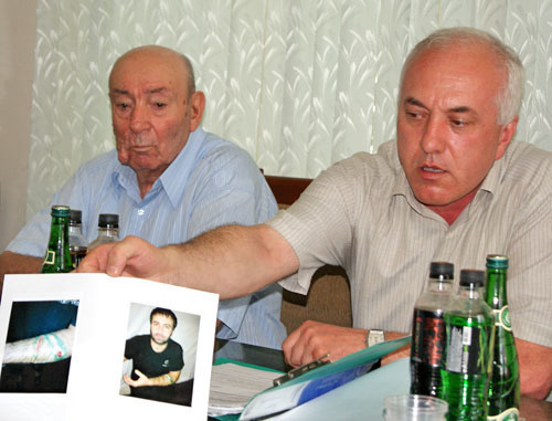 Akif Beybutov shows the photo of his client at press conference. Makhachkala, July 31, 2013. Photo by Natalya Kraynova for the "Caucasian Knot" Akif Beybutov shows the photo of his client at press conference. Makhachkala, July 31, 2013. Photo by Natalya Kraynova for the "Caucasian Knot"