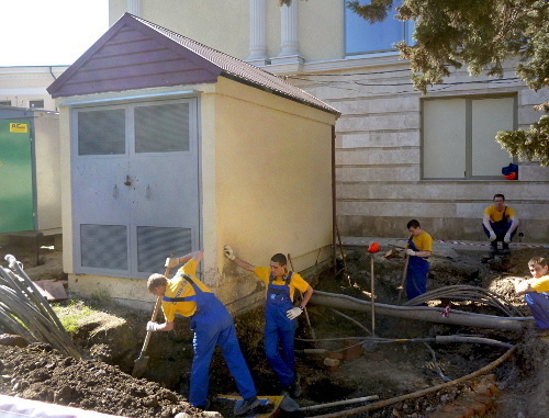 Electric power supply workers installing new transformer unit. Soci, Tsentralny neighbourhood, June 2013. Photo by Svetlana Kravchenko for the "Caucasian Knot"