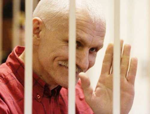 Ales Bialiatski at the Сourt, November, 2011. Photo: svabora.org (RFE/RL) Ales Bialiatski at the Сourt, November, 2011. Photo: svabora.org (RFE/RL)