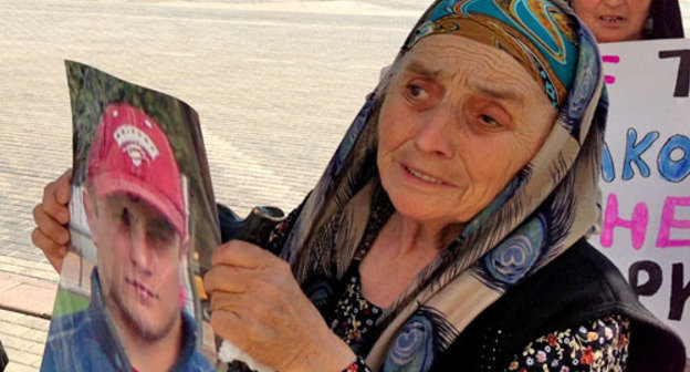 Relatives of the missing residents of Dagestan Shamil Abdulaev and Shamil Zakiragaev held a rally, Makhachkala, August 6, 2013. Photo by Makhach Akhmedov for the “Caucasian Knot”. Relatives of the missing residents of Dagestan Shamil Abdulaev and Shamil Zakiragaev held a rally, Makhachkala, August 6, 2013. Photo by Makhach Akhmedov for the “Caucasian Knot”.