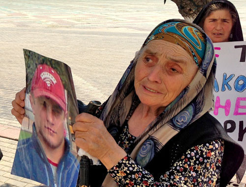 Relatives of the missing residents of Dagestan Shamil Abdulaev and Shamil Zakiragaev held a rally, Makhachkala, August 6, 2013. Photo by Makhach Akhmedov for the “Caucasian Knot”. Relatives of the missing residents of Dagestan Shamil Abdulaev and Shamil Zakiragaev held a rally, Makhachkala, August 6, 2013. Photo by Makhach Akhmedov for the “Caucasian Knot”.