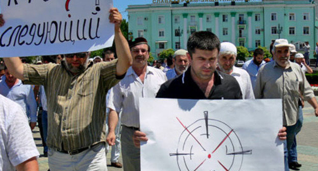 Funeral procession in connection with the murder of journalist Akhmednabi Akhmednabiev. Makhachkala, July 9, 2013. Photo by Patimat Makhmudova for the “Caucasian Knot”. Funeral procession in connection with the murder of journalist Akhmednabi Akhmednabiev. Makhachkala, July 9, 2013. Photo by Patimat Makhmudova for the “Caucasian Knot”.