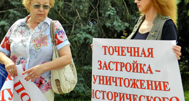 Rally against the construction of a hotel in the “green zone”. Volgograd, August 8, 2013. Photo by Tatiana Filimonova for the “Caucasian Knot”. Rally against the construction of a hotel in the “green zone”. Volgograd, August 8, 2013. Photo by Tatiana Filimonova for the “Caucasian Knot”.