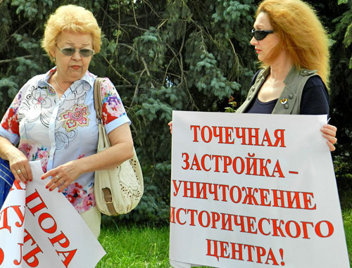 Rally against the construction of a hotel in the “green zone”. Volgograd, August 8, 2013. Photo by Tatiana Filimonova for the “Caucasian Knot”. Rally against the construction of a hotel in the “green zone”. Volgograd, August 8, 2013. Photo by Tatiana Filimonova for the “Caucasian Knot”.