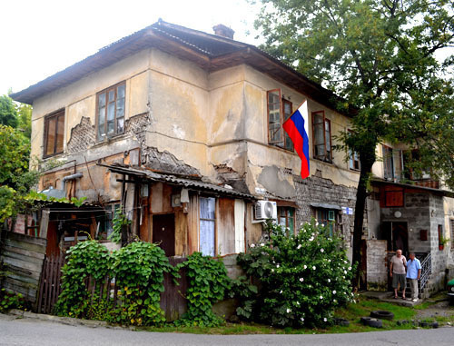 The dilapidated house in Sevastopol street which the authorities are going to cover with “Olympic” banner. August, 2013. Photo by Svetlana Kravchenko for the “Caucasian Knot”. The dilapidated house in Sevastopol street which the authorities are going to cover with “Olympic” banner. August, 2013. Photo by Svetlana Kravchenko for the “Caucasian Knot”.