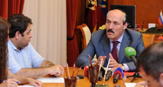 Ramazan Abdulatipov at the meeting with journalists. Makhachkala, August 15, 2013. Photo: http://www.riadagestan.ru/ Ramazan Abdulatipov at the meeting with journalists. Makhachkala, August 15, 2013. Photo: http://www.riadagestan.ru/