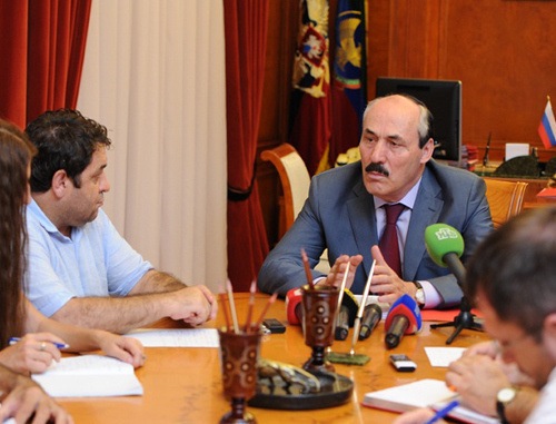 Ramazan Abdulatipov at the meeting with journalists. Makhachkala, August 15, 2013. Photo: http://www.riadagestan.ru/ Ramazan Abdulatipov at the meeting with journalists. Makhachkala, August 15, 2013. Photo: http://www.riadagestan.ru/