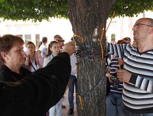 Activists and relatives of deceased soldiers lighting the candles in the park near the Armenian govt building in the memory of soldier Lux Stepanyan killed in the city of Noyemberyan. Yerevan, May 18, 2013. Photo: PanARMENIAN Photo/Hrant Khachatryan Activists and relatives of deceased soldiers lighting the candles in the park near the Armenian govt building in the memory of soldier Lux Stepanyan killed in the city of Noyemberyan. Yerevan, May 18, 2013. Photo: PanARMENIAN Photo/Hrant Khachatryan
