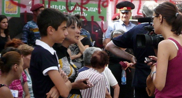 Participants of rally against construction of a multi-purpose building in Komitas Avenue in Yerevan talking to journalists. Yerevan, August 21, 2013. Photo by Armine Martirosyan for the ‘Caucasian Knot’. Participants of rally against construction of a multi-purpose building in Komitas Avenue in Yerevan talking to journalists. Yerevan, August 21, 2013. Photo by Armine Martirosyan for the ‘Caucasian Knot’.