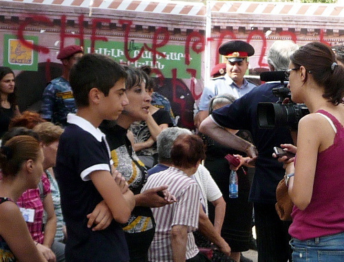 Participants of rally against construction of a multi-purpose building in Komitas Avenue in Yerevan talking to journalists. Yerevan, August 21, 2013. Photo by Armine Martirosyan for the ‘Caucasian Knot’. Participants of rally against construction of a multi-purpose building in Komitas Avenue in Yerevan talking to journalists. Yerevan, August 21, 2013. Photo by Armine Martirosyan for the ‘Caucasian Knot’.