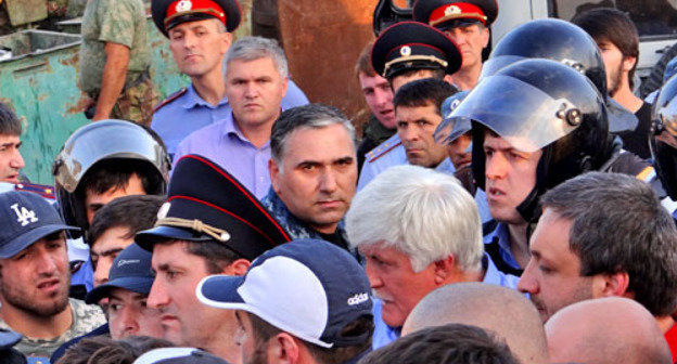 Public disorders in Kamaran region. Kumtorkalin District, August 21, 2013. Photo by Murad Muradov for the ‘Caucasian Knot’. Public disorders in Kamaran region. Kumtorkalin District, August 21, 2013. Photo by Murad Muradov for the ‘Caucasian Knot’.