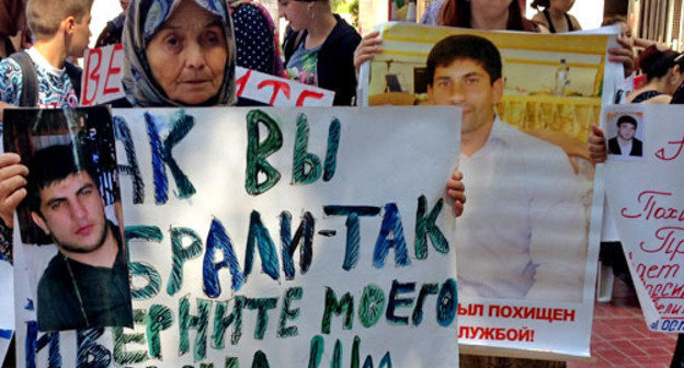 Relatives of missing residents of Dagestan held a rally. Makhachkala, August 22. 2013. Photo by Makhach Akhmedov for the ‘Caucasian Knot’. Relatives of missing residents of Dagestan held a rally. Makhachkala, August 22. 2013. Photo by Makhach Akhmedov for the ‘Caucasian Knot’.