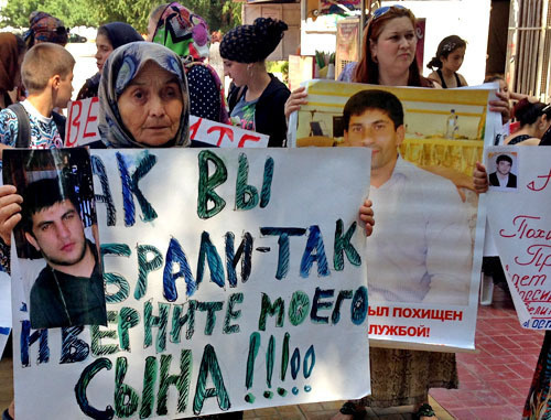 Relatives of missing residents of Dagestan held a rally. Makhachkala, August 22. 2013. Photo by Makhach Akhmedov for the ‘Caucasian Knot’. Relatives of missing residents of Dagestan held a rally. Makhachkala, August 22. 2013. Photo by Makhach Akhmedov for the ‘Caucasian Knot’.