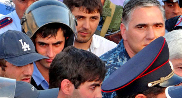 Public disorders in Kamaran region. Kumtorkalin District, August 21, 2013. Photo by Murad Muradov for the ‘Caucasian Knot’. Public disorders in Kamaran region. Kumtorkalin District, August 21, 2013. Photo by Murad Muradov for the ‘Caucasian Knot’.
