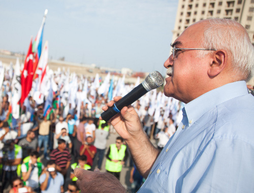 The leader of the oppositional "Musavat" Party Isa Gambar speaks at the rally of the National Council of Democratic Forces (NCDF). Baku, August 19, 2013. Photo by Aziz Karimov for the "Caucasian Knot" The leader of the oppositional "Musavat" Party Isa Gambar speaks at the rally of the National Council of Democratic Forces (NCDF). Baku, August 19, 2013. Photo by Aziz Karimov for the "Caucasian Knot"