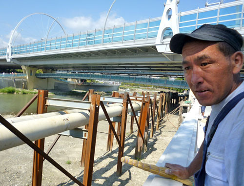 Worker near double road under construction on the Resort avenue. Sochi, summer of 2013. Photo by Svetlana Kravchenko for the "Caucasian Knot" Worker near double road under construction on the Resort avenue. Sochi, summer of 2013. Photo by Svetlana Kravchenko for the "Caucasian Knot"