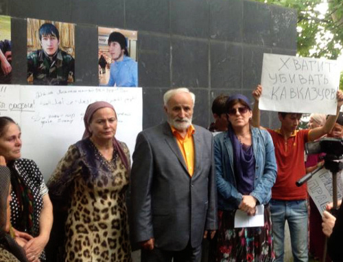 Participants of the rally demand fair investigation of the murder of natives of Northern Caucasus. Grozny, August 21, 2013. Photo by Kheda Saratova Participants of the rally demand fair investigation of the murder of natives of Northern Caucasus. Grozny, August 21, 2013. Photo by Kheda Saratova