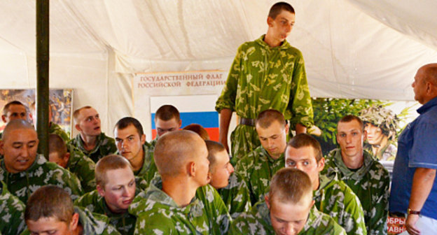 Soldiers-conscripts talking to the commission members who came to Ashuluk firing range. Astrakhan Region, August 30, 2013. Photo: http://ast-ombu.ru Soldiers-conscripts talking to the commission members who came to Ashuluk firing range. Astrakhan Region, August 30, 2013. Photo: http://ast-ombu.ru