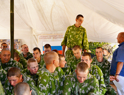 Soldiers-conscripts talking to the commission members who came to Ashuluk firing range. Astrakhan Region, August 30, 2013. Photo: http://ast-ombu.ru Soldiers-conscripts talking to the commission members who came to Ashuluk firing range. Astrakhan Region, August 30, 2013. Photo: http://ast-ombu.ru