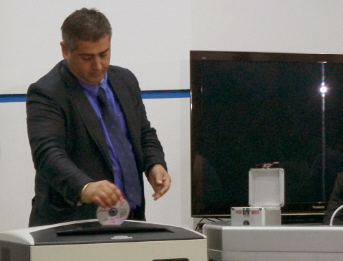 MIA official is destroying CD files with citizens' private lives data in "Schroeder" device. Georgia, Tbilisi, September 5, 2013. Photo by Inna Kukudzhanova for the ‘Caucasian Knot’. MIA official is destroying CD files with citizens' private lives data in "Schroeder" device. Georgia, Tbilisi, September 5, 2013. Photo by Inna Kukudzhanova for the ‘Caucasian Knot’.