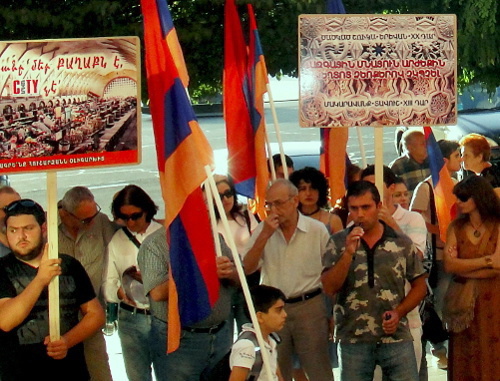 Rally demanding to suspend reconstruction of the Market Hall. Yerevan, September 6, 2013. Photo by Inessa Sargsyan for the ‘Caucasian Knot’. Rally demanding to suspend reconstruction of the Market Hall. Yerevan, September 6, 2013. Photo by Inessa Sargsyan for the ‘Caucasian Knot’.