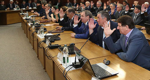Members of the Parliament of Ingushetia vote on the election of the leader of the republic. Magas, September 8, 2013. Photo: http://www.ingushetia.ru/ Members of the Parliament of Ingushetia vote on the election of the leader of the republic. Magas, September 8, 2013. Photo: http://www.ingushetia.ru/
