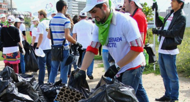 Participants of the action "Bloggers against Garbage". Makhachkala, September 14, 2013. Photo by Renata Omarova for the "Caucasian Knot" Participants of the action "Bloggers against Garbage". Makhachkala, September 14, 2013. Photo by Renata Omarova for the "Caucasian Knot"