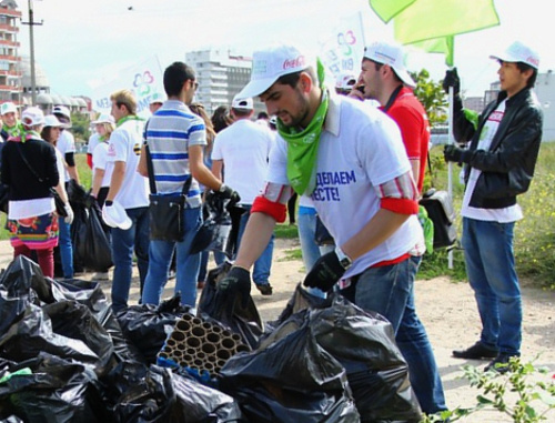 Participants of the action "Bloggers against Garbage". Makhachkala, September 14, 2013. Photo by Renata Omarova for the "Caucasian Knot" Participants of the action "Bloggers against Garbage". Makhachkala, September 14, 2013. Photo by Renata Omarova for the "Caucasian Knot"