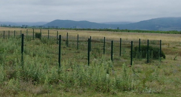 Barbed wire installed near the village of Ditsi by Russian border guards. Georgia, Shida Kartli region, July 2013. Photo by Edita Badasyan for the ‘Caucasian Knot’. Barbed wire installed near the village of Ditsi by Russian border guards. Georgia, Shida Kartli region, July 2013. Photo by Edita Badasyan for the ‘Caucasian Knot’.