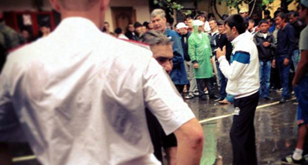 200 people detained during police raids had been keeping in the yard of the police of the Tsentralny District at No. 60 Gorky Street, 60, September 17, 2013. Photo by David Khakim. 200 people detained during police raids had been keeping in the yard of the police of the Tsentralny District at No. 60 Gorky Street, 60, September 17, 2013. Photo by David Khakim.