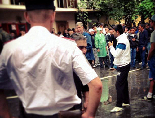 200 people detained during police raids had been keeping in the yard of the police of the Tsentralny District at No. 60 Gorky Street, 60, September 17, 2013. Photo by David Khakim. 200 people detained during police raids had been keeping in the yard of the police of the Tsentralny District at No. 60 Gorky Street, 60, September 17, 2013. Photo by David Khakim.