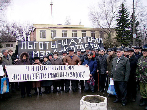 Picket of miners in Zverevo, March 2009. Source: www.lefdon.ru Picket of miners in Zverevo, March 2009. Source: www.lefdon.ru