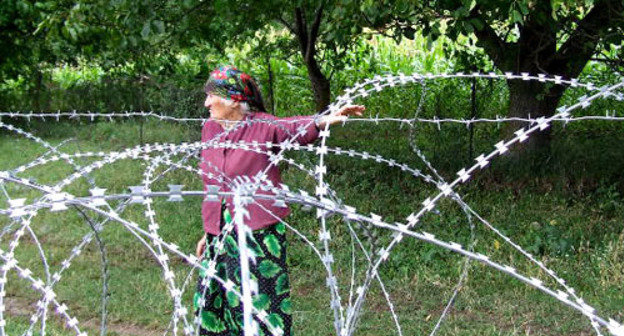 Barbed wire stretched by Russian border guards towards Shida Kartli Region. Georgia, June 2013. Photo by Edita Badasyan for the "Caucasian Knot" Barbed wire stretched by Russian border guards towards Shida Kartli Region. Georgia, June 2013. Photo by Edita Badasyan for the "Caucasian Knot"