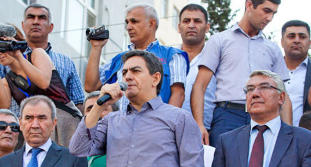Ali Kerimli speaking at the opposition rally. Baku, September 22, 2013. Photo by Aziz Karimov for the “Caucasian Knot” Ali Kerimli speaking at the opposition rally. Baku, September 22, 2013. Photo by Aziz Karimov for the “Caucasian Knot”
