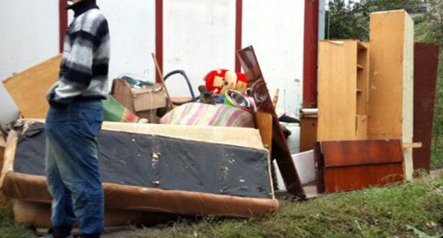 Belongings of the residents of the TAC "Promzhilbaza" moved out to the street by the city authorities. Ingushetia, Karabulak, October 7, 2013. Photo courtesy of the local inhabitants Belongings of the residents of the TAC "Promzhilbaza" moved out to the street by the city authorities. Ingushetia, Karabulak, October 7, 2013. Photo courtesy of the local inhabitants