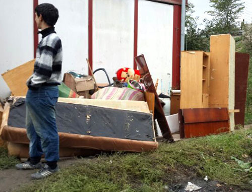 Belongings of the residents of the TAC "Promzhilbaza" moved out to the street by the city authorities. Ingushetia, Karabulak, October 7, 2013. Photo courtesy of the local inhabitants Belongings of the residents of the TAC "Promzhilbaza" moved out to the street by the city authorities. Ingushetia, Karabulak, October 7, 2013. Photo courtesy of the local inhabitants