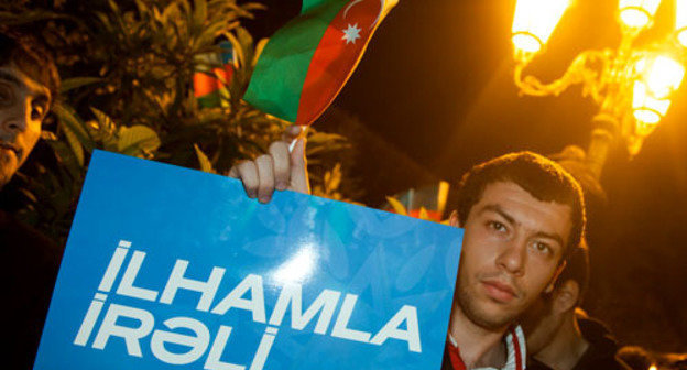 Supporter of the party "Eni Azerbaijan" at the celebration of the victory of the incumbent President Ilham Aliev. Baku, October 9, 2013. Photo by Aziz Karimov for the "Caucasian Knot" Supporter of the party "Eni Azerbaijan" at the celebration of the victory of the incumbent President Ilham Aliev. Baku, October 9, 2013. Photo by Aziz Karimov for the "Caucasian Knot"
