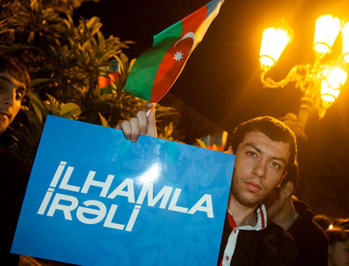 Supporter of the party "Eni Azerbaijan" at the celebration of the victory of the incumbent President Ilham Aliev. Baku, October 9, 2013. Photo by Aziz Karimov for the "Caucasian Knot" Supporter of the party "Eni Azerbaijan" at the celebration of the victory of the incumbent President Ilham Aliev. Baku, October 9, 2013. Photo by Aziz Karimov for the "Caucasian Knot"