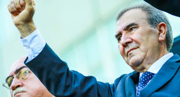 Jamil Gasanli, former presidential candidate from the National Council of Democratic Forces (NCDF) at the rally in Baku, October 12, 2013. Photo by Aziz Karimov for the ‘Caucasian Knot’. Jamil Gasanli, former presidential candidate from the National Council of Democratic Forces (NCDF) at the rally in Baku, October 12, 2013. Photo by Aziz Karimov for the ‘Caucasian Knot’.