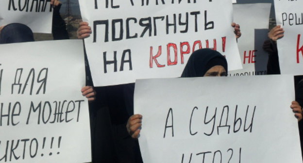 A picket against the ban on Koran, Ingushetia, rural community of Barsuki. Eyewitness’s photo. A picket against the ban on Koran, Ingushetia, rural community of Barsuki. Eyewitness’s photo.