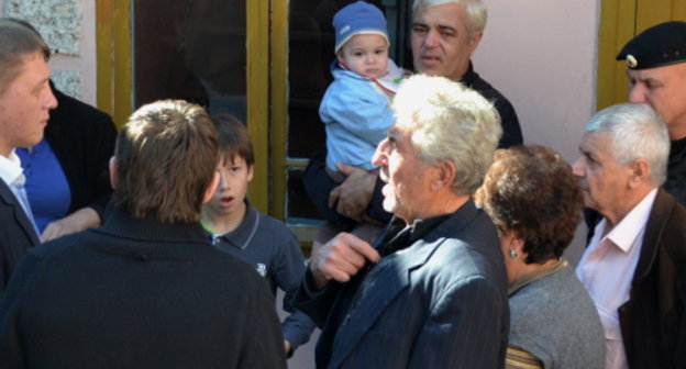 Eviction of the Toromonyan family from their house in Sanatornaya street, 33 in Sochi. October 15, 2013. Photo by Svetlana Kravchenko for the ‘Caucasian Knot’. Eviction of the Toromonyan family from their house in Sanatornaya street, 33 in Sochi. October 15, 2013. Photo by Svetlana Kravchenko for the ‘Caucasian Knot’.