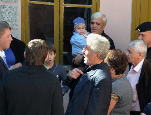 Eviction of the Toromonyan family from their house in Sanatornaya street, 33 in Sochi. October 15, 2013. Photo by Svetlana Kravchenko for the ‘Caucasian Knot’. Eviction of the Toromonyan family from their house in Sanatornaya street, 33 in Sochi. October 15, 2013. Photo by Svetlana Kravchenko for the ‘Caucasian Knot’.