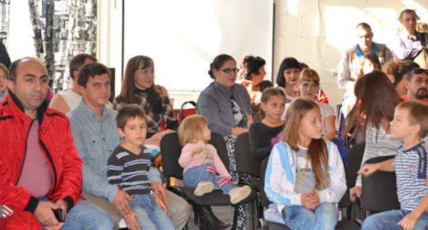 Families with many children gathered in an office building located in Gorky Street to unite and together solve the problem of obtaining land plots. Sochi, October 20, 2013. Photo by Svetlana Kravchenko for the "Caucasian Knot" Families with many children gathered in an office building located in Gorky Street to unite and together solve the problem of obtaining land plots. Sochi, October 20, 2013. Photo by Svetlana Kravchenko for the "Caucasian Knot"